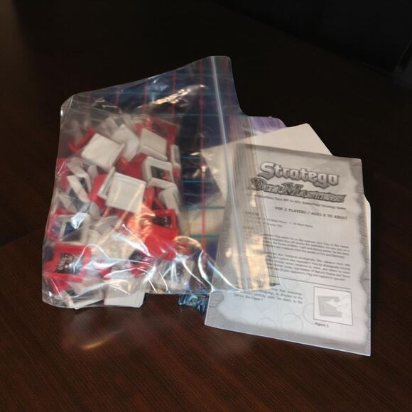 2004 Stratego Duel Masters Board Game Milton Bradley Hasbro COMPLETE - Picture 4 of 7